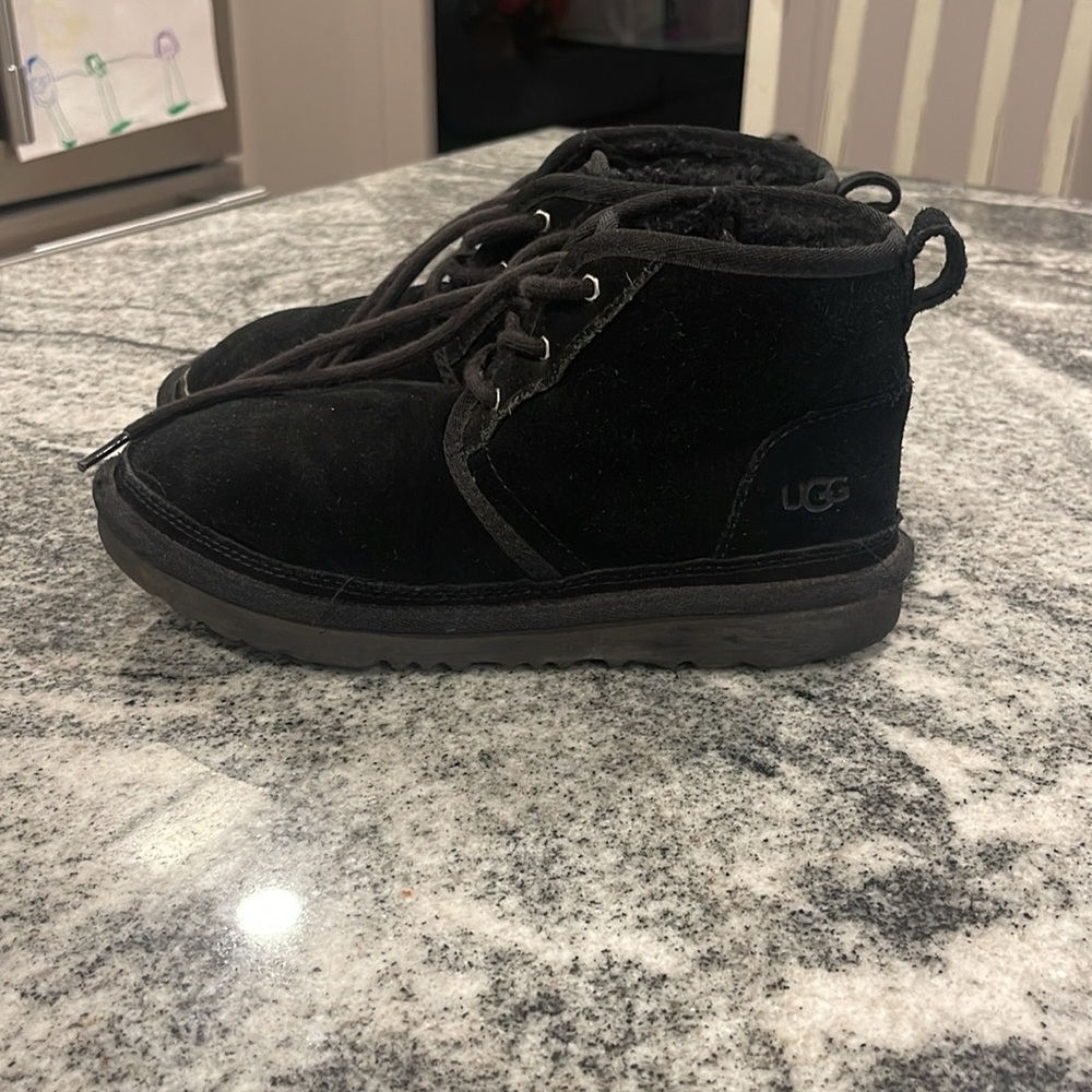 ALMOST LIKE NEW! Tan boys youth Size 6 UGG BOOTS UNISEX! Only worn 3-5 times